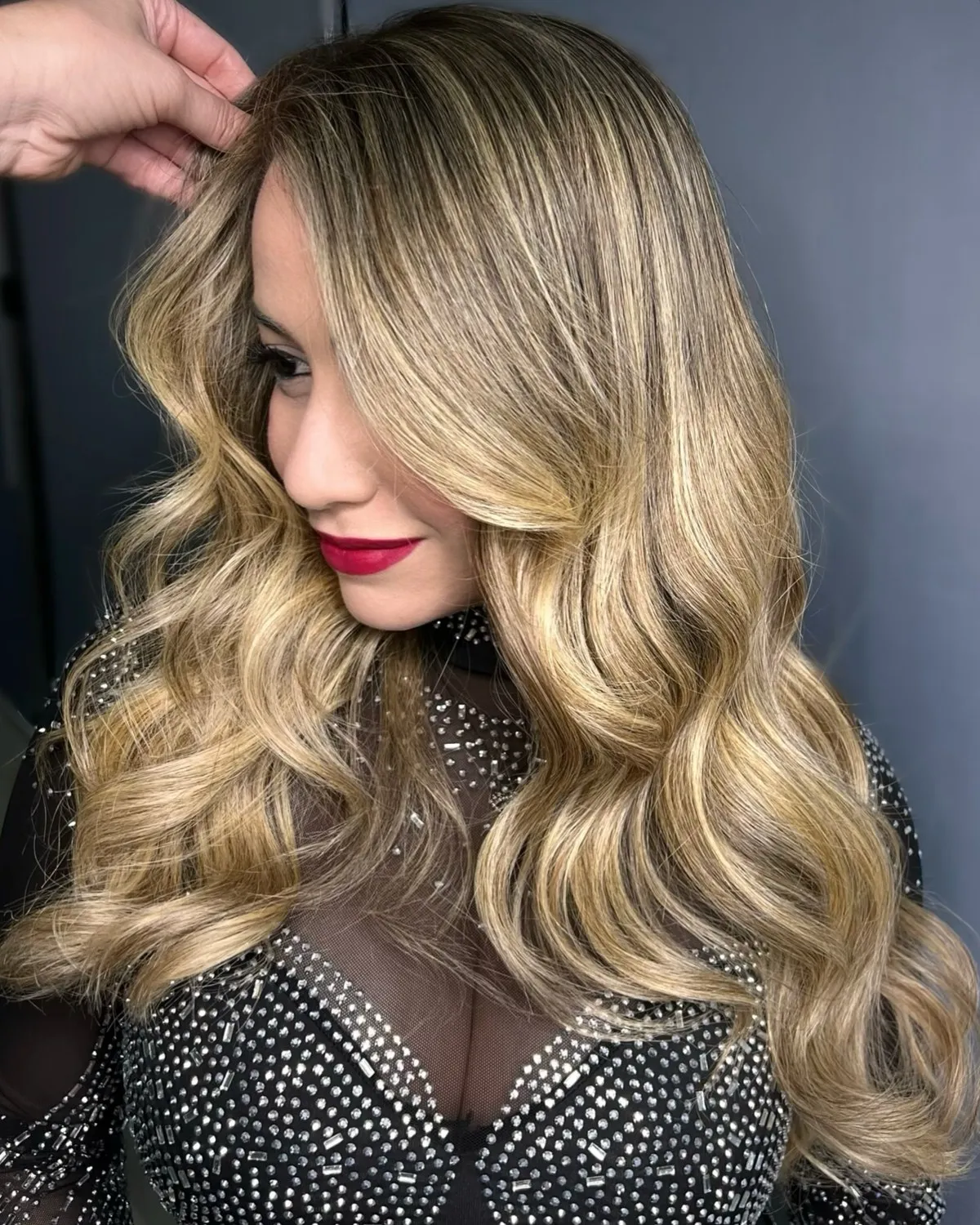 Balayage rubio con ondas en Salon Deluxe, Cumaná