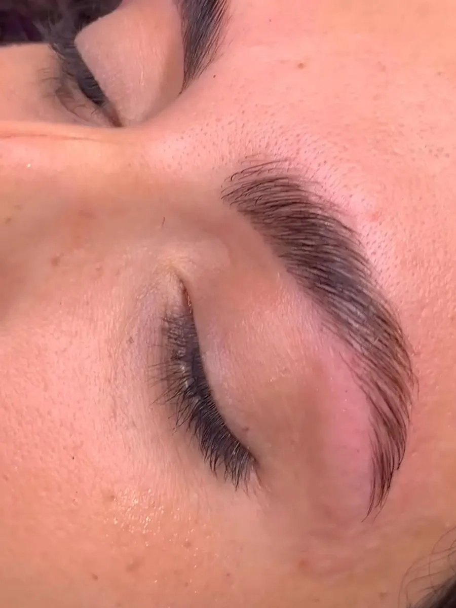 Diseño de cejas en Salon Deluxe, Cumaná