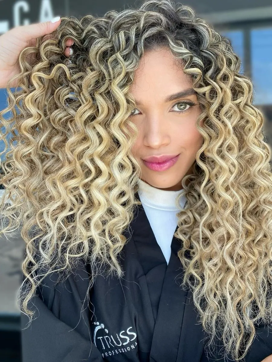Cabello rizado definido en Salon Deluxe, Cumaná