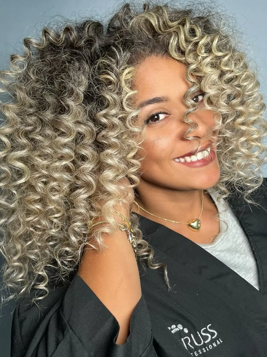 Cabello rizado definido en Salon Deluxe, Cumaná